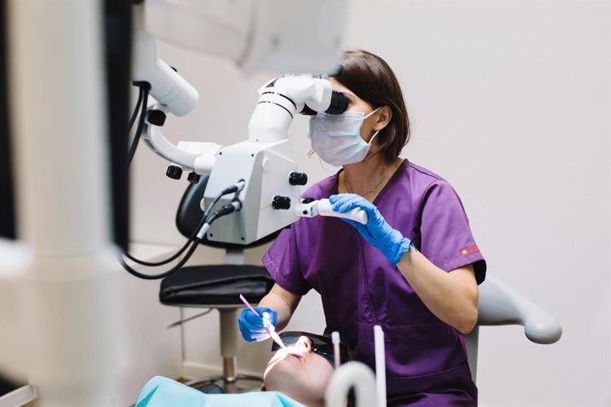 Recurso de imagem de um dentista e um paciente.
