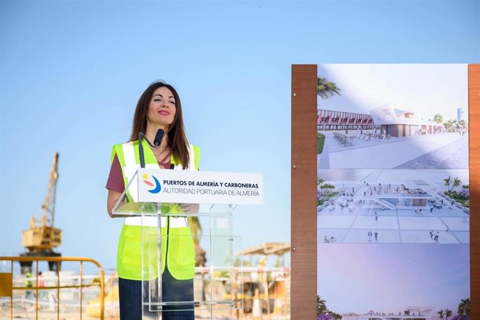 La presidenta de la Autoridad Portuaria de Almería, Rosario Soto, durante la presentación del diseño de los futuros establecimientos del Muelle de Levante.