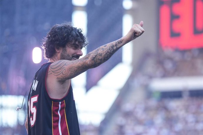 El cantante Melendi durante la quinta edición de La Velada del Año en el Estadio de La Cartuja, a 26 de julio de 2025 en Sevilla (Andalucía, España). 