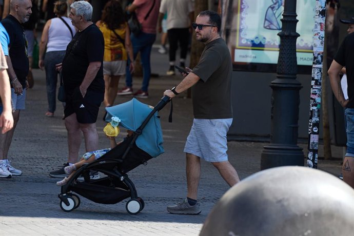 Un hombre con un carrito de bebé, a 15 de julio de 2025, en Madrid (España). Los nacimientos en España han descendido un 38% desde 2008, convirtiéndose en la tercera mayor caída de la Unión Europea solo detrás de Letonia (41%) y Grecia (40%). Los datos ha