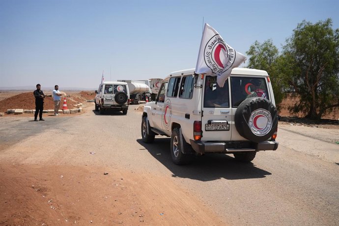20 July 2025, Syria, As Suwayda: Medical aid convoy arrives to As Suwayda. The Syrian Ministry of Health sent a convoy of 20 fully equipped ambulances with medical teams and supplies to As Suwayda Governorate. Health Minister Dr. Musab Al-Ali told SANA th