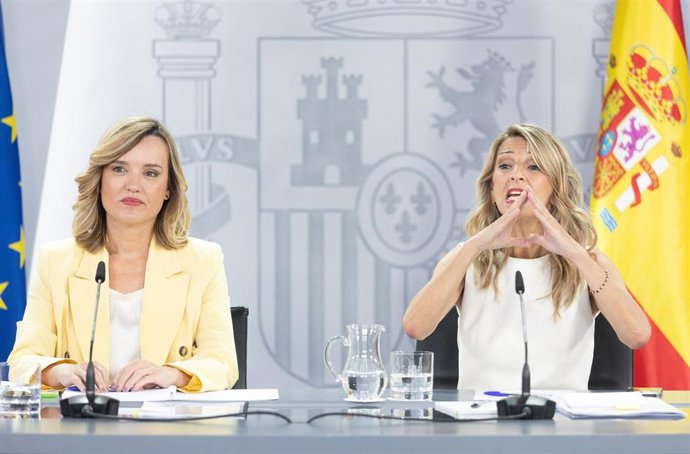 La portavoz del Gobierno, Pilar Alegría  y la vicepresidenta segunda Yolanda Díaz , durante una rueda de prensa tras el Consejo de Ministros.