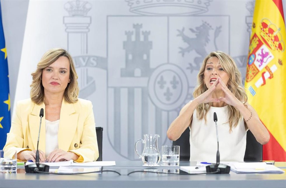 La portavoz del Gobierno, Pilar Alegría  y la vicepresidenta segunda Yolanda Díaz , durante una rueda de prensa tras el Consejo de Ministros.