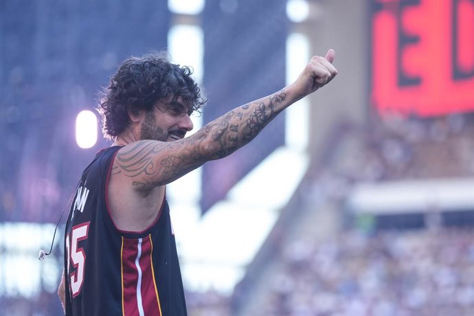 El cantante Melendi durante la quinta edición de La Velada del Año en el Estadio de La Cartuja, a 26 de julio de 2025 en Sevilla (Andalucía, España). El creador de contenidos, Ibai Llanos, ha organizado la quinta Velada del Año. El Estadio La Cartuja albe