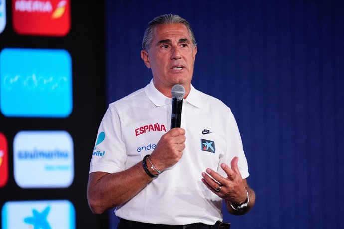 Sergio Scariolo, técnico da Espanha, assiste à apresentação oficial da Seleção Espanhola de Basquete Masculino para o Eurobasket na sede da Endesa em 29 de julho de 2025, em Madri, Espanha.