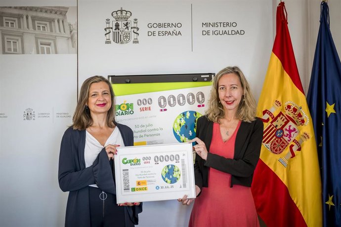 La vicepresidenta de la ONCE, Patricia Sanz, y la delegada del Gobierno contra la Violencia de Género, Carmen Martínez, han presentado este cupón en Madrid.