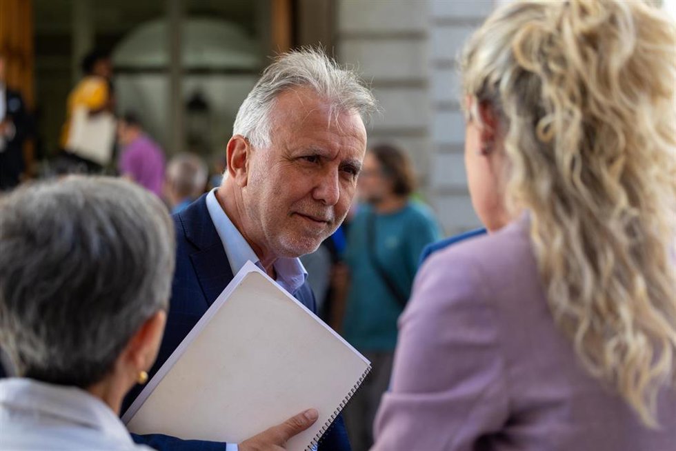 El ministro de Política Territorial y Memoria Democrática, Ángel Víctor Torres, a su llegada a una sesión plenaria extraordinaria, en el Congreso de los Diputados, a 22 de julio de 2025, en Madrid (España). El Congreso cierra este martes, 22 de julio, e