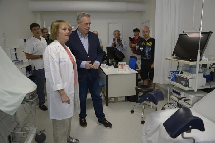 El conselleiro de Sanidade, Antonio Gómez Caamaño, visita el nuevo paritorio en Ourense