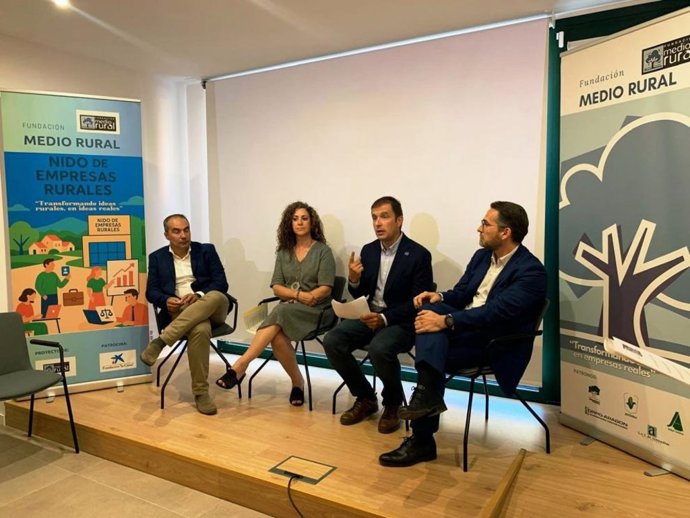 La directora general de Pymes y Autónomos, Ana Sanz, en Barbastro, durante la presentación del Nido de Empresas Rurales.