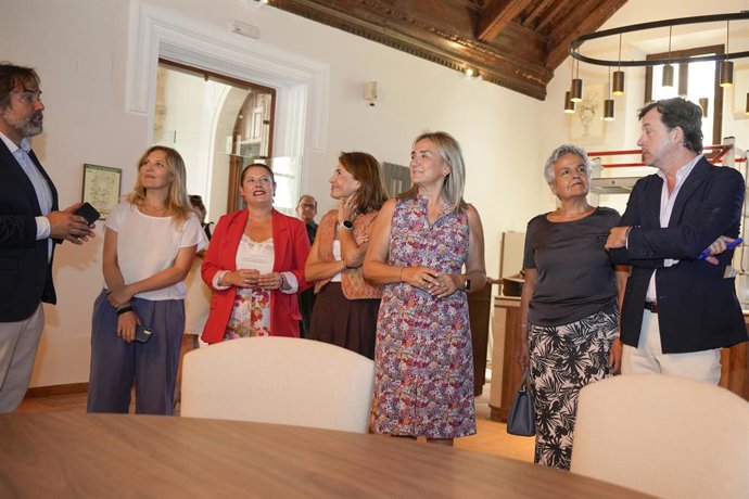 La presidenta de Paradores, Raquel Sánchez, y la delegada del Gobierno en C-LM, Milagros Tolón, en el Parador de Cuenca.