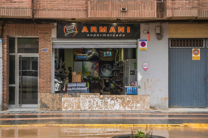 Archivo - Arxiu - Façana d'un supermercat a Beniparrell després de la dana