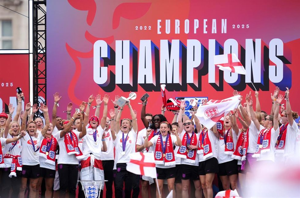 Las jugadoras de Inglaterra celebran delante del Palacio de Buckingham Palace en Londres la victoria en la Eurocopa de 2025 disputada el pasado domingo en Basilea.