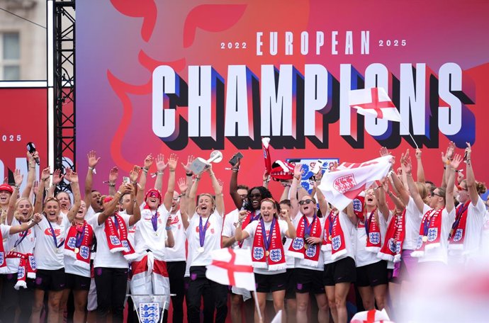 29 July 2025, United Kingdom, London: England players celebrate on stage in front of Buckingham Palace, during a Homecoming Victory Parade following England's victory over Spain in the UEFA Women's EURO 2025 final in Basel. Photo: Adam Davy/PA Wire/dpa