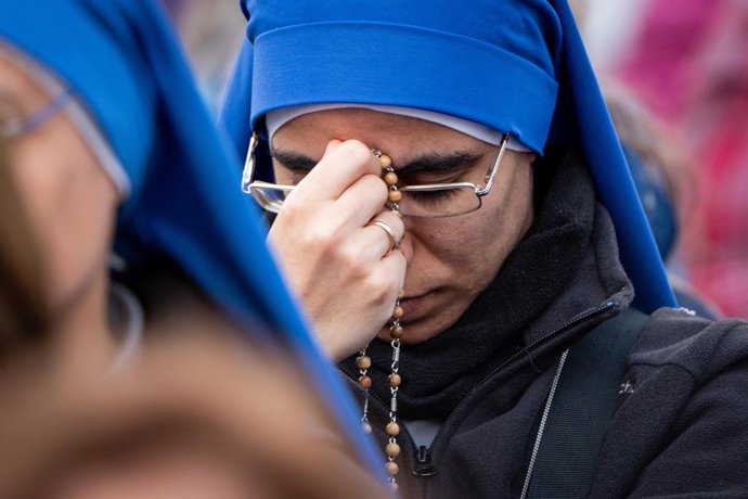 Archivo - Una monja reza el rosario tras la muerte del Papa Francisco, a 21 de abril de 2025, en la Ciudad del Vaticano, Roma (Italia). 