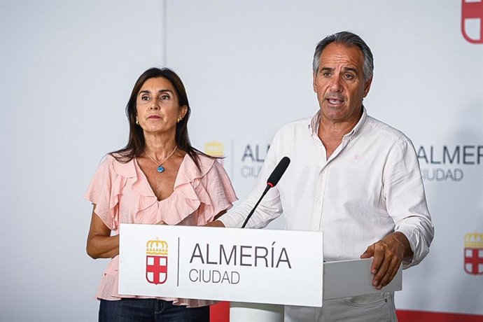 La portavoz municipal Sacramento Sánchez y el concejal responsable del Área de Agua, Zonas Verdes y Agricultura del Ayuntamiento de Almería, Juan José Segura, durante la comparecencia para informar sobre los acuerdos de la Junta de Gobierno Local.