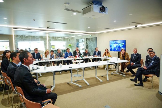 Imagen de este martes de la visita del presidente de la Junta, Juanma Moreno, y los consejeros a la sede de la empresa NTT Data en Tokio (Japón).