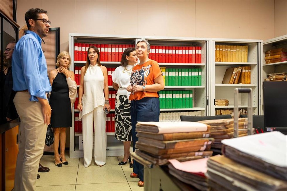 La viceconsejera de Justicia, Ana Corredera, la alcaldesa de Torremolinos, Margarita del Cid, y la delegada territorial de Justicia en Málaga, Teresa Pardo, visitan el nuevo Registro Civil.