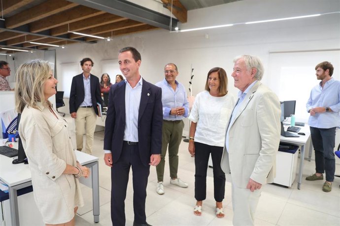 El presidente del Consell de Mallorca, Llorenç Galmés, en su visita a las nuevas oficinas del departamento de Turismo.
