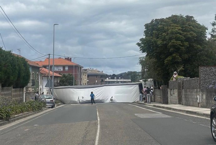 Cortada la N-611 en Requejada al volcar un camión y quedar sobre los dos carriles