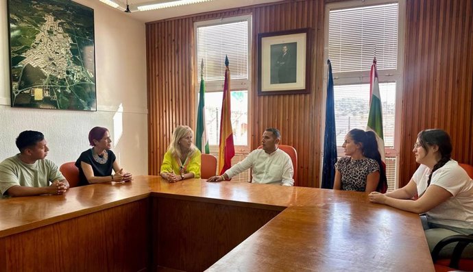 La subdelegada del Gobierno en Huelva, María José Rico, junto al alcalde de Villanueva de los Castillejos, Jairo Rodríguez, y los alumnos universitarios que realizan prácticas.