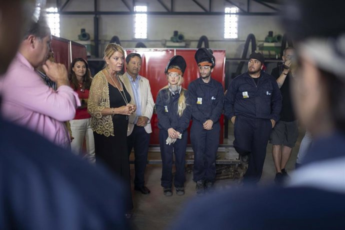 Visita de la alcaldesa de Huelva, Pilar Miranda, a los 15 alumnos del curso 'Huelvah2'.