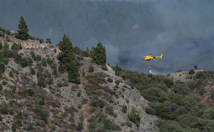 Around 80 people are working this Tuesday on the El Tanque fire in Tenerife to prevent any flare-ups.