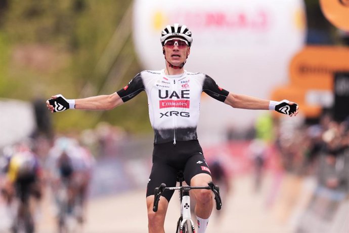 Archivo - 16 de maio de 2025, Itália, Tagliacozzo: O ciclista espanhol Juan Ayuso, da UAE Team Emirates XRG, comemora após cruzar a linha de chegada para vencer a sétima etapa da 108ª corrida de ciclismo Giro d'Italia, 168 km de Castel di Sangro a Tagliac
