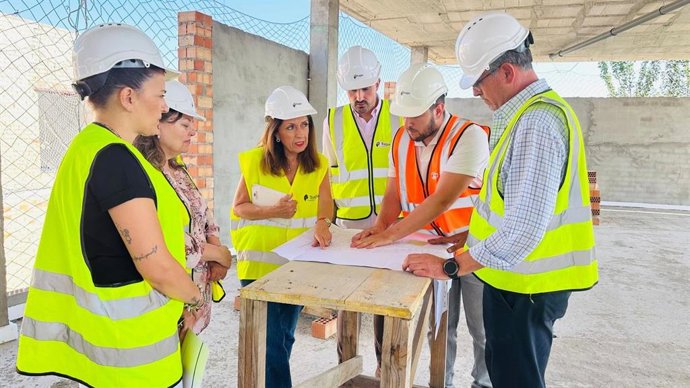 La delegada de Salud y Consumo, María Jesús Botella, en su visita a las obras del centro de Salud de Villanueva de Córdoba.
