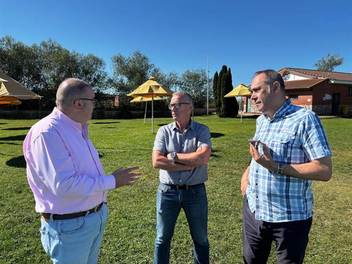 Los vicepresidentes de la Diputación de León Roberto Aller (izquierda) y Valentín Martínez (derecha) con el alcalde de Villaquilambre, Vicente Álvarez (centro), en su visita a las piscinas del municipio.