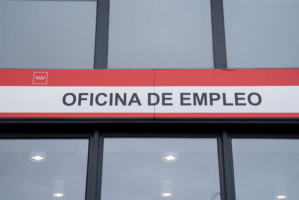Archivo - Exterior de una oficina de empleo.