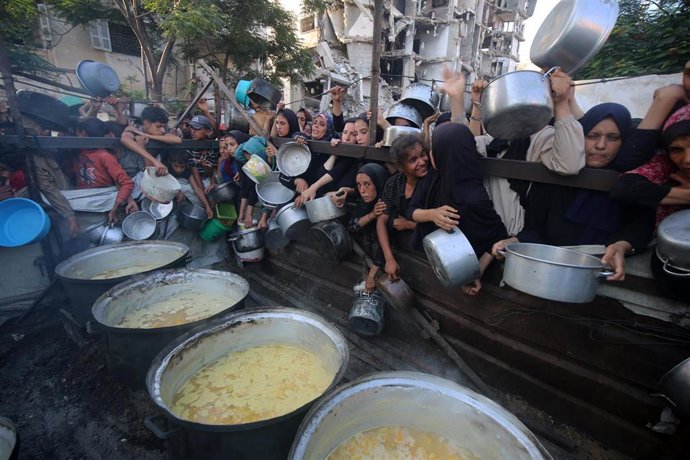 Imagen de archivo de palestinos reunidos a la espera de recibir alimentos en Gaza.