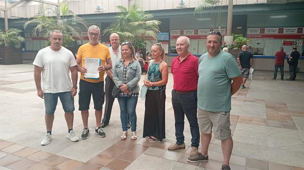 Imagen de la presentación de firmas en el Ayuntamiento.