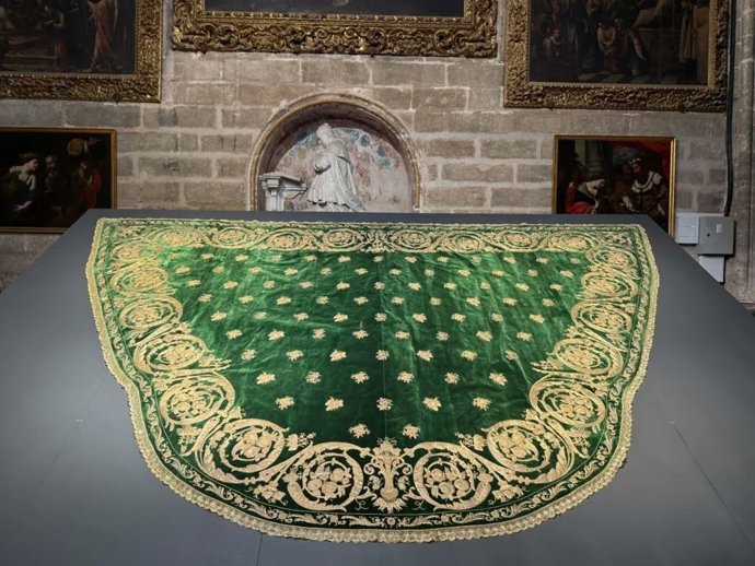 Presentación del manto verde de salida de la Virgen de los Reyes tras su restauración.