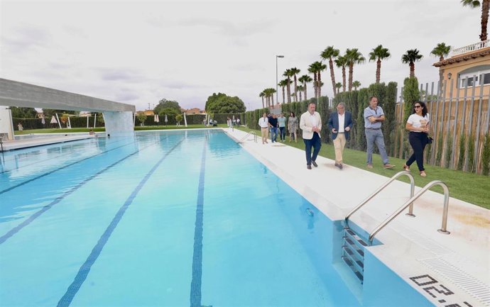 El presidente de la Diputación de Alicante, Toni Pérez, durante su visita este martes a la piscina municipal de Benferri