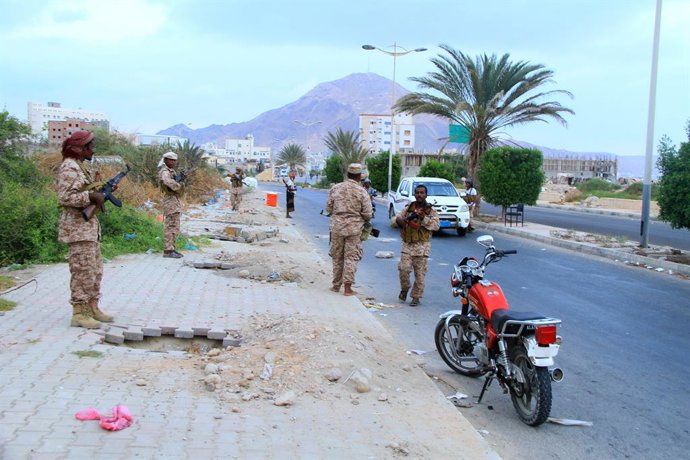 Archivo - May 2, 2016 - Mokala, Yemen - Hadrami elite forces tightly guard Mokala City from Al-Qaeda by creating check-points.