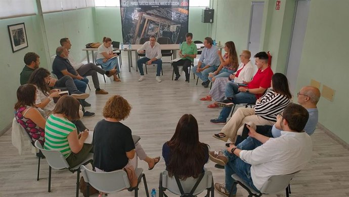 El secretario general provincial del PSOE Teruel, Rafael Guía, con otros cargos socialistas, en una reunión de balance del curso político en Escucha.