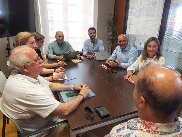 Reunión de los concejales Rodrigo Pintueles y Abel Junquera con la Asociación de Vecinos de La Serena.