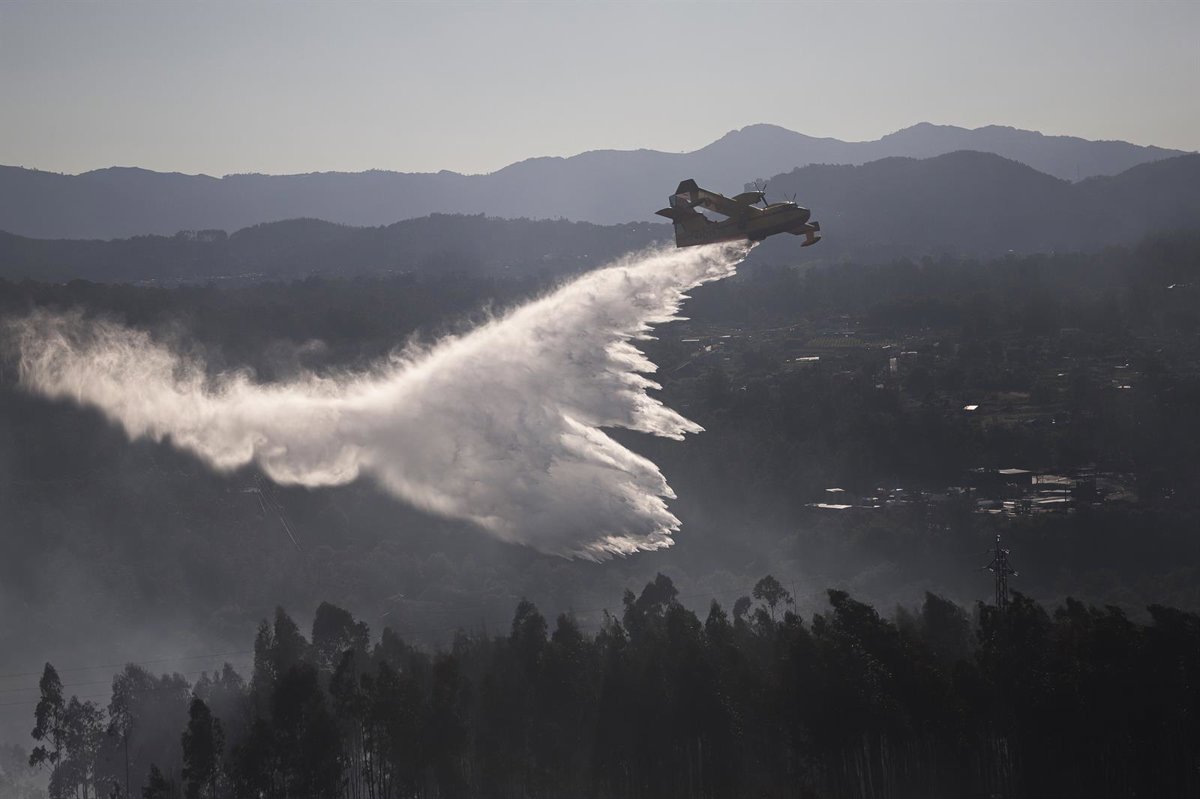 Dos incendios afectan al tráfico en Camariñas y Sanxenxo, y la superficie quemada en Meaño sube a 40 hectáreas
