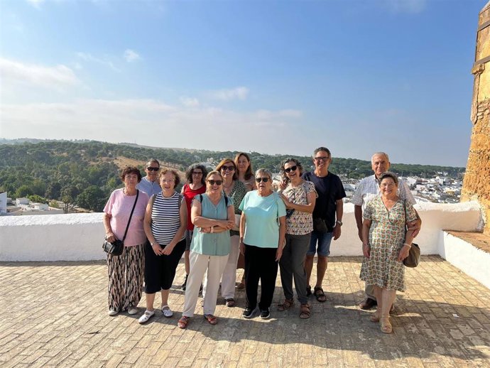 Los mayores de Alcalá de Guadaíra en una de las visitas guiadas por la ciudad con los talleres de ocio del Centro Cívico Cultural Sur.