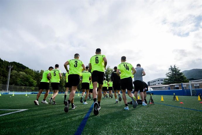 Los árbitros de Primera División para la temporada 2025/26 pasan pruebas físicas en Asturias