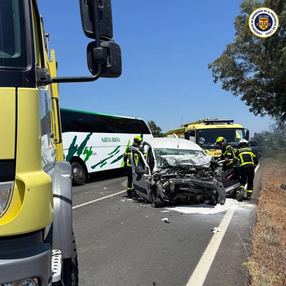 Estado del vehículo tras el choque con un autobús en la A-2232 en Conil.