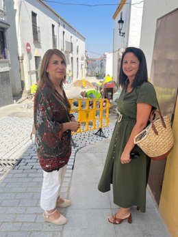 La subdelegada del Gobierno de España en Córdoba, Ana López, junto con la alcaldesa de Fuente Obejuna, Silvia Mellado, supervisan las obras de mejora de las infraestructuras financiadas con fondos PFEA.
