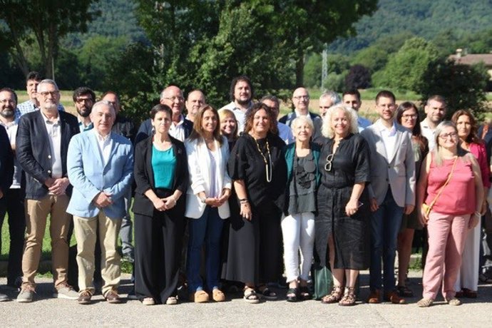 La presidenta de la ACM, Meritxell Budó, ha presidido este marees una jornada de trabajo convocada por el Fòrum Comarcal de la ACM en la Vall d'en Bas (Girona) con representanes de 40 consells comarcals y el Conselh Generau d'Aran.