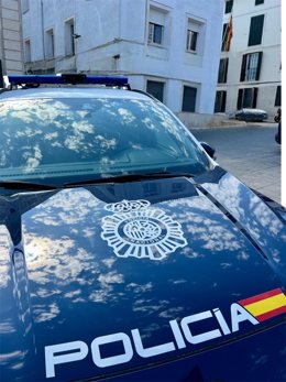 Archivo - Coche de la Policía Nacional en Maó.