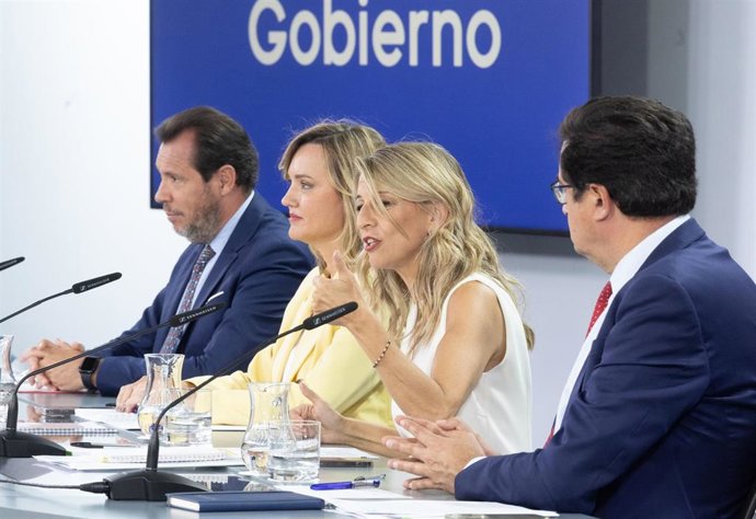 (I-D) El ministro de Transportes y Movilidad Sostenible, Óscar Puente; la ministra de Educación, FP y Deportes, Pilar Alegría; la vicepresidenta segunda y ministra de Trabajo y Economía Social, Yolanda Díaz, y el ministro de Transformación Digital y Funci