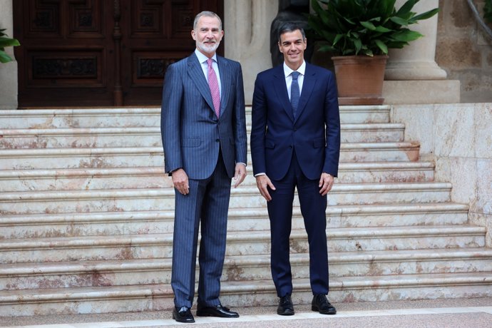 El Rey Felipe VI y el presidente del Gobierno, Pedro Sánchez, este martes antes de iniciar el despacho de verano en el Palacio de Marivent, en Palma.