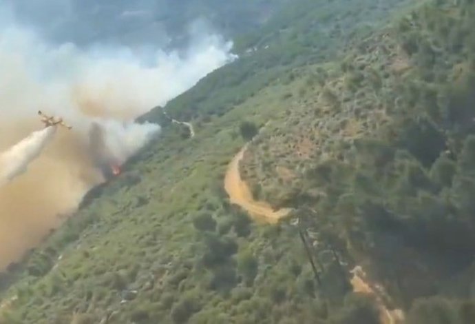 El Ejército del Aire desplega tres apagafuegos para apoyar en la extinción del incendio de Mombeltrán (Ávila)