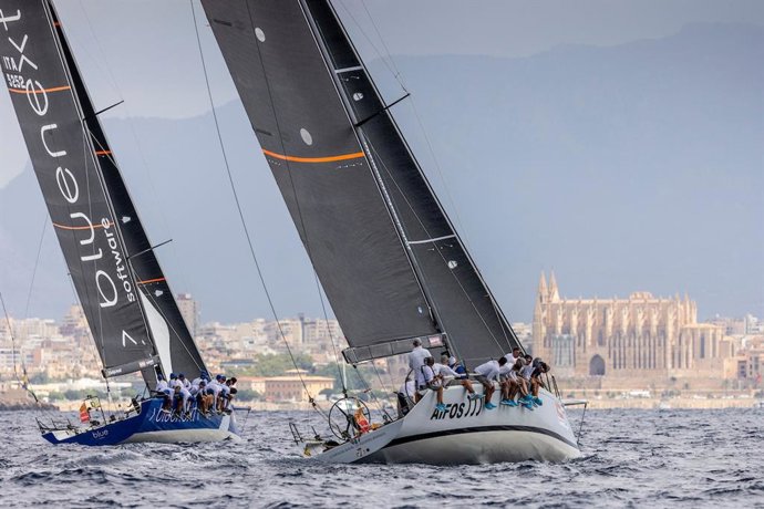 El 'Blue' junto al 'Aifos' del Rey Felipe VI en la primera jornada de competición de la Copa del Rey MAPFRE en la bahía de Palma