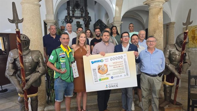 Presentación del cupón de la ONCE con la imagen del Festival Transfronterizo Boda Regia