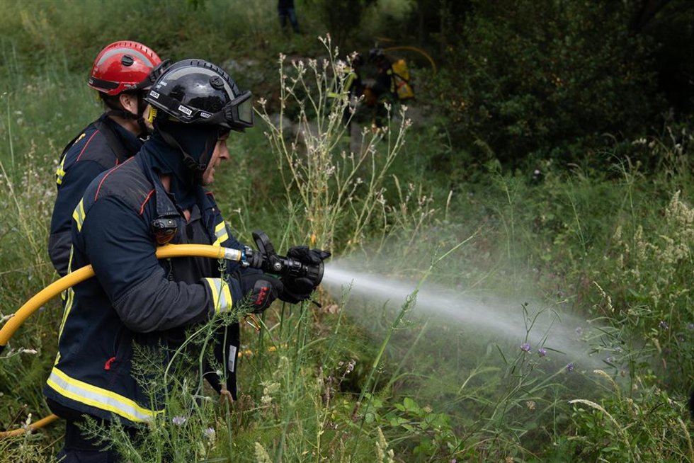 Archivo - Varios bomberos durante un simulacro de incendio forestal en la montaña de Collserola, a 2 de junio de 2025, en Barcelona, Catalunya (España). 
